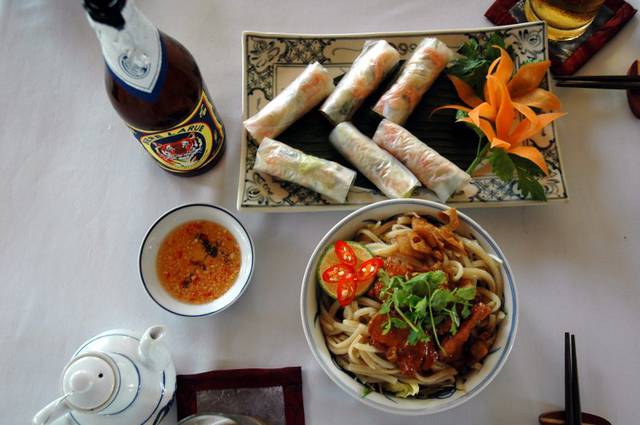 Gỏi cuốn fresh spring rolls and cao lầu noodles