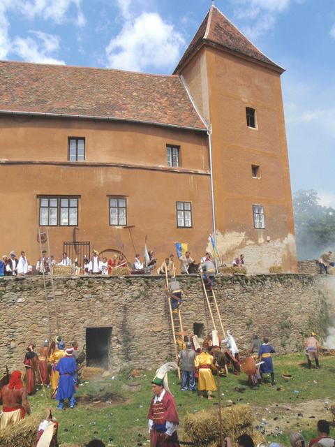 Historic siege game in the Kőszeg Castle