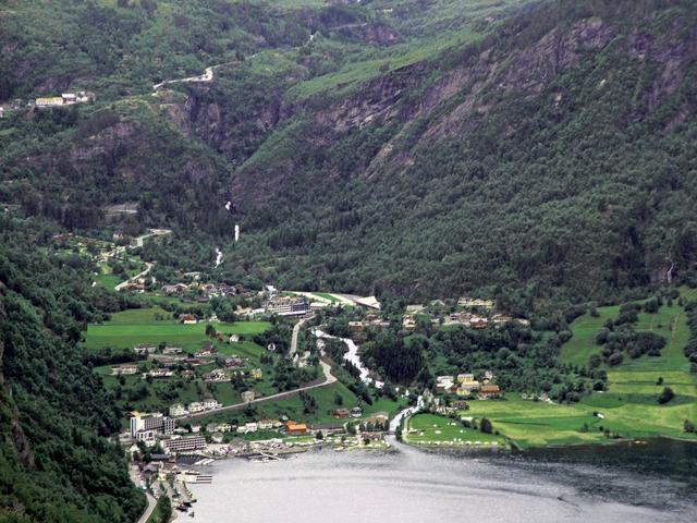 Waterfall Walk in Geirangerː on the right of the waterfall (lower center); Hotel Union (center)