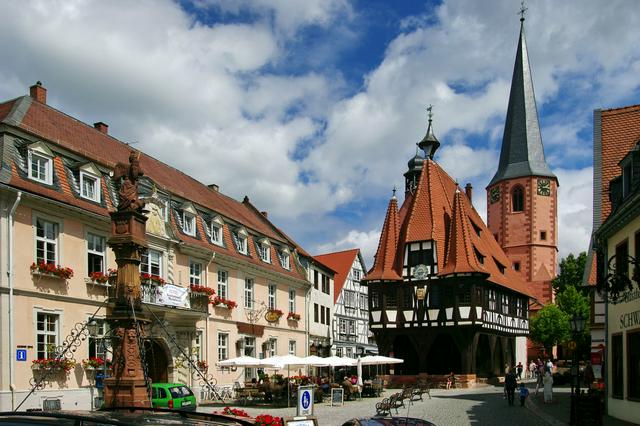 Marktplatz with fountain and Rathaus