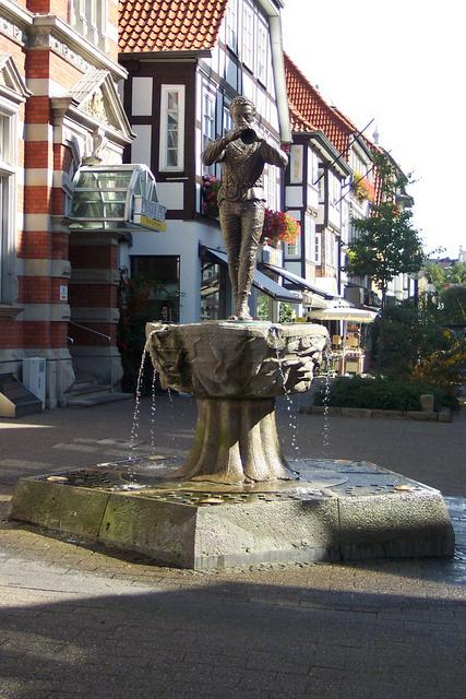 Pied Piper well (Rattenfängerbrunnen)