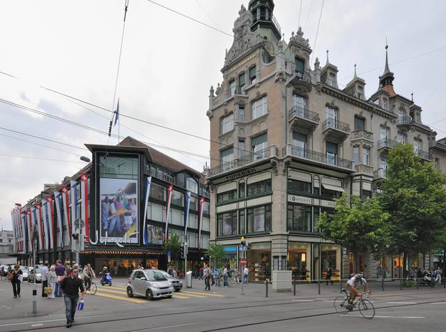 Bahnhofstrasse at the intersection with Urianastrasse