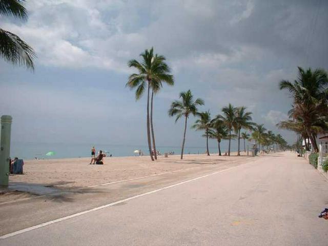 Hollywoods paved "Broadwalk" along the ocean