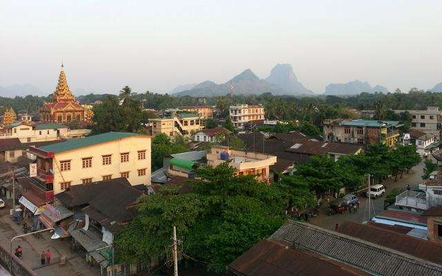 Hpa-an with mountains in the back