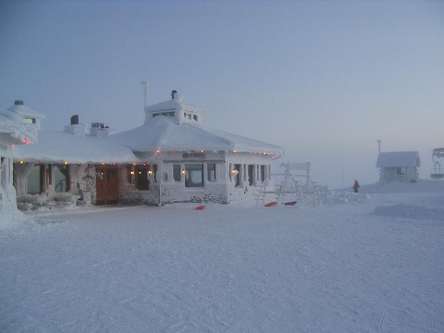 The restaurant at the top of Kaunispää in winter.