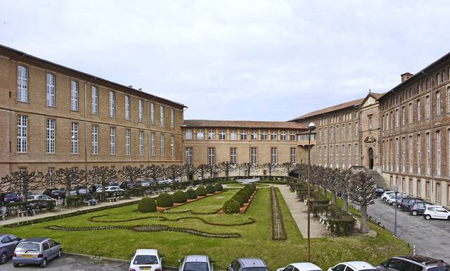 Hôtel Dieu Saint-Jacques courtyard