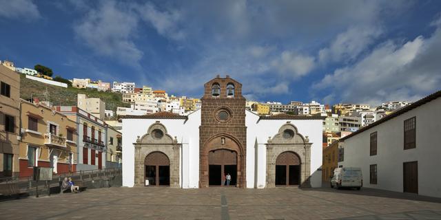  View of the façade of Church of Our Lady of the Assumption and the town of San Sebastián de la Gomera