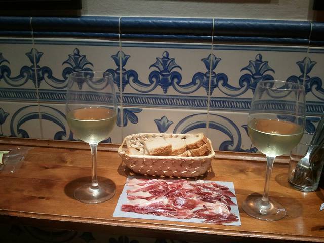 White wine and jamón (ham)