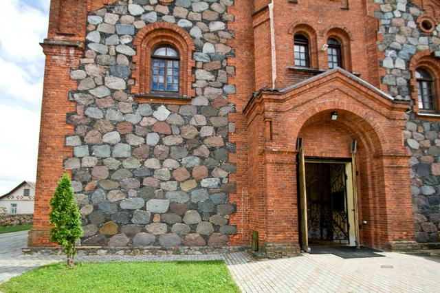 Church of the Nativity of the Virgin Mary. Using stones and bricks together is frequent in the old local buildings.