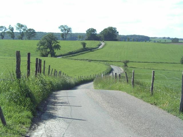 A road leading to Klein-Kuttingen, one of the many hamlets that more or less belong to Gulpen