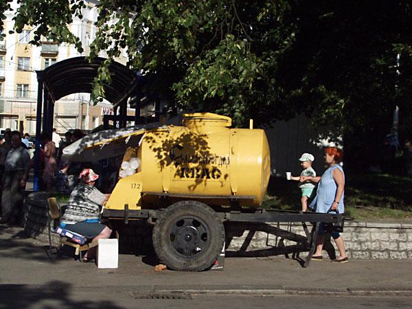 How it should be: a Soviet-made bochka dispensing kvass on a hot day in Kaliningrad