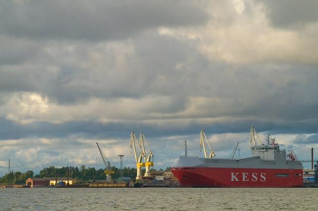 Port of Uusikaupunki (2007). A ship loaded with Porches.