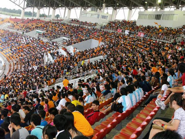 Fans watch a Nakhon Ratchasima FC match in Sep 2009