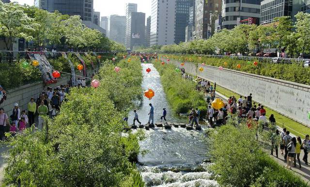 Cheonggyecheon creek in central Seoul