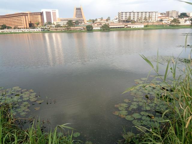 Lac Municipal and governmental buildings