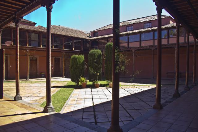 Courtyard of the former convent of San Agustín, now the arts school IES Canarias Cabrera Pinto