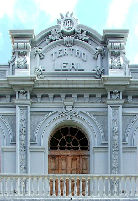 Facade of the Leal theatre in eclectic style.