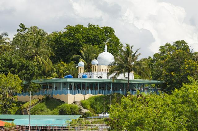 Masjid Bandar, surrounded by lush vegetation