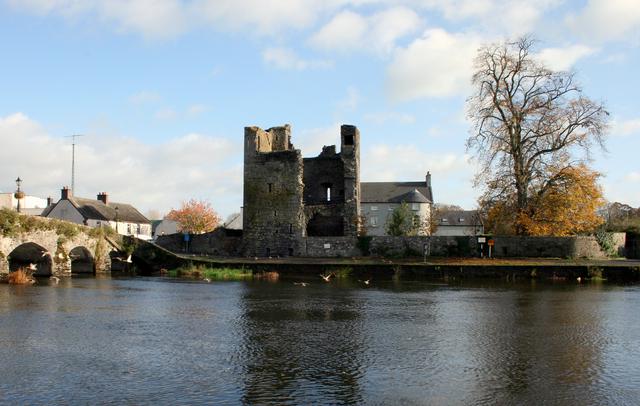 River Barrow through Leighlinbridge, with the Valerian bridge and the remains of the Norman castle.