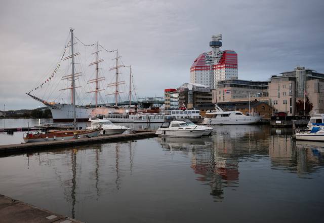 The "Guest Harbour" with the famous office building Lilla Bommen 1, jokingly referred to as the Lipstick building, in the background