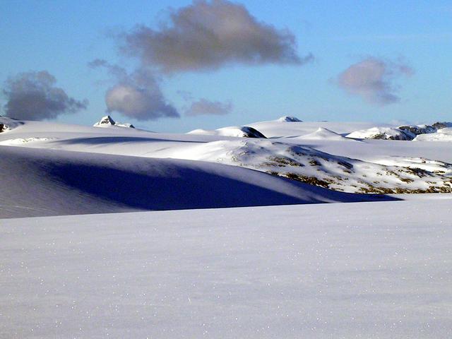 Lodalskåpa and Brenibba summits are nunataks or glacial islands