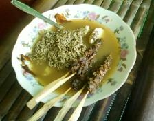 lontong kupang: rice cake served with small saltwater clams (Corbula faba H), a specialty dish in Eastern Java, especially in Surabaya and Sidoarjo.