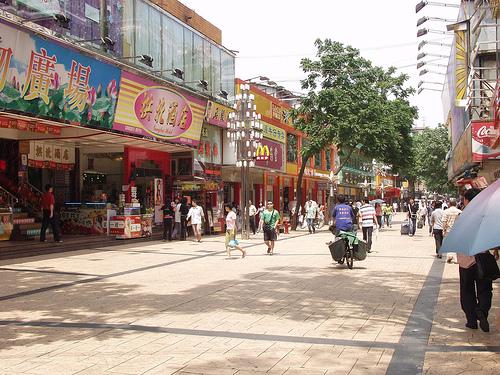 Gongbei shopping on Lotus Road