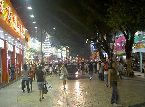 Lotus Road shopping at night in Gongbei