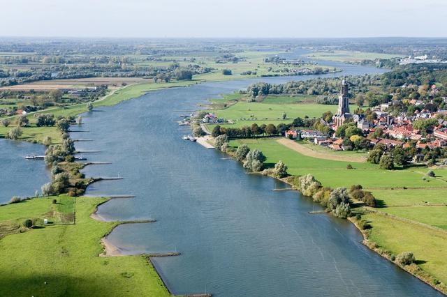 View of the Nederrijn, with Rhenen's city centre and the Cunera Church on the right.
