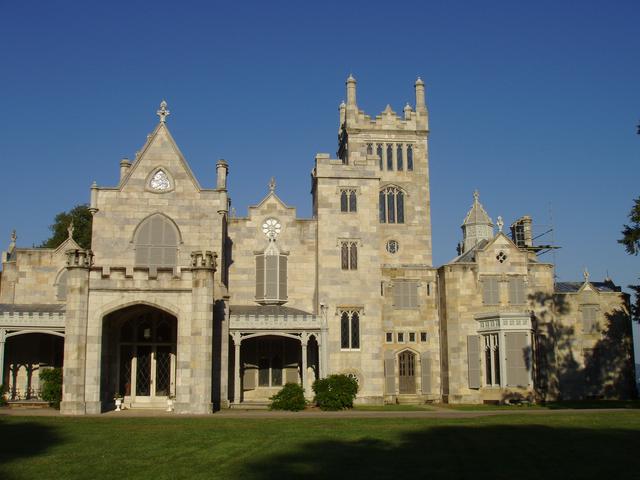 Front facade of Lyndhurst mansion