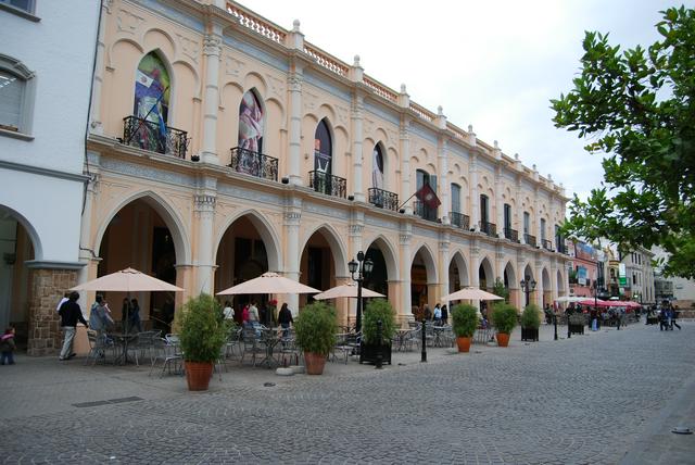 Al fresco dining in the Plaza 9 de Julio