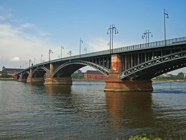 The 'Theodor-Heuss-Bridge' from Mainz-Kastel to the centre of Mainz.