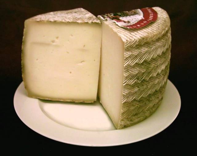 Manchego cheese is one of the most representative species culinary of Castile-La Mancha.