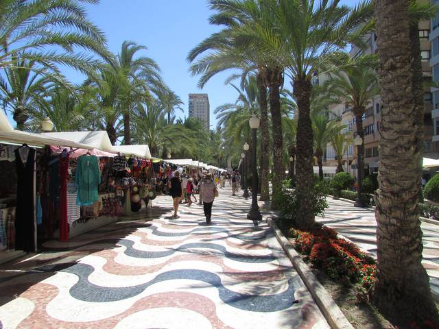Passeig Esplanada d'Espanya market