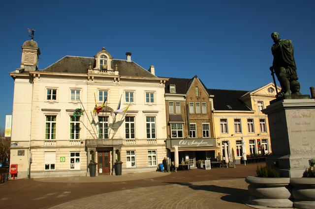 Zottegem market square: town hall, former deanery and statue of Lamoral, Count of Egmont