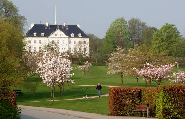 Mindeparken and the Marselisborg Palace.