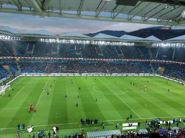 Trabzonspor playing Istanbul rival Galatasaray at Şenol Güneş Stadium