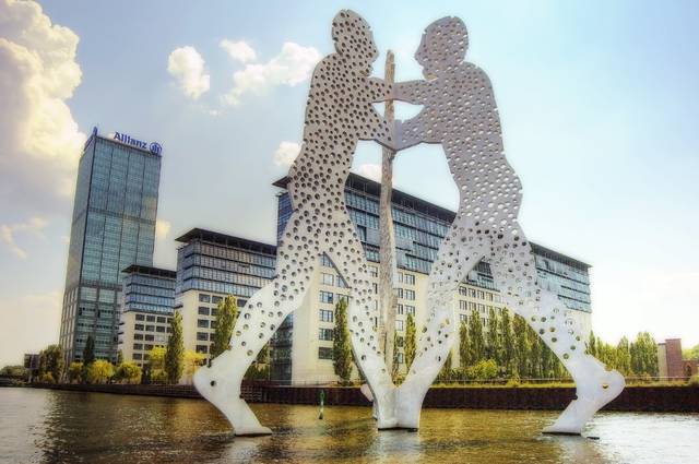 "Molecule Men" statue at Berlin Osthafen