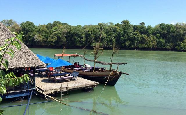 Restaurant at Creek