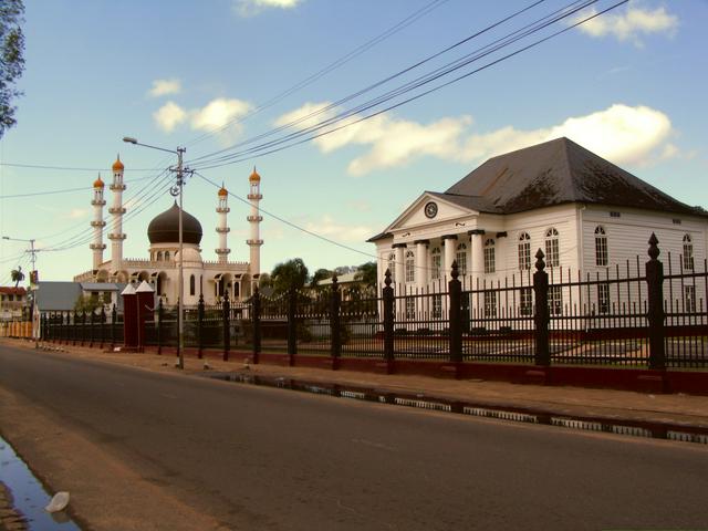 Neveh Shalom Synagogue next to the Keizerstraat Mosque