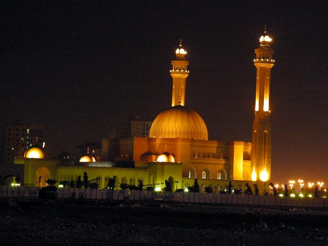 Al-Fateh Mosque at night