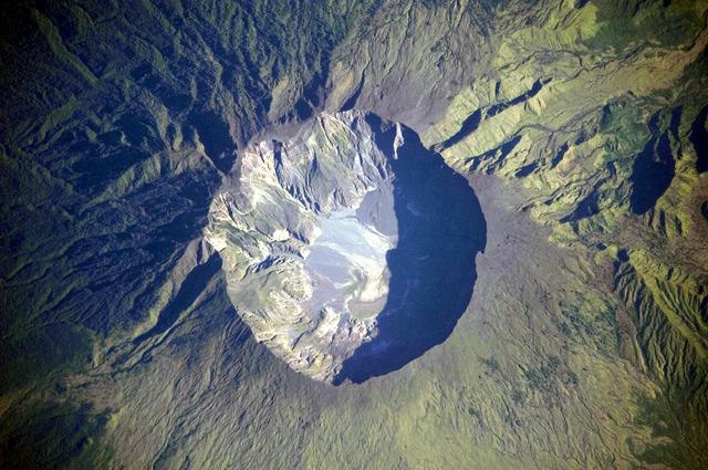 The huge Tambora caldera has a diameter of 6 km