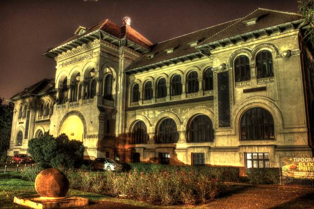 Muzeul National de Geologie at night