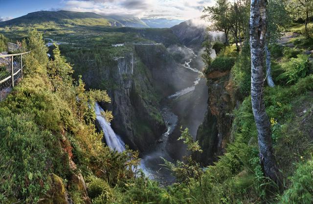 Måbødalen with Vøringsfossen waterfall to the left