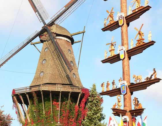 The Sansoucci mill and the 'mill pole' at the International Wind- and Watermill Museum