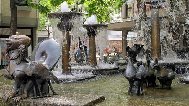 "Elwetritsche-Brunnen", a fountain with mythical creatures