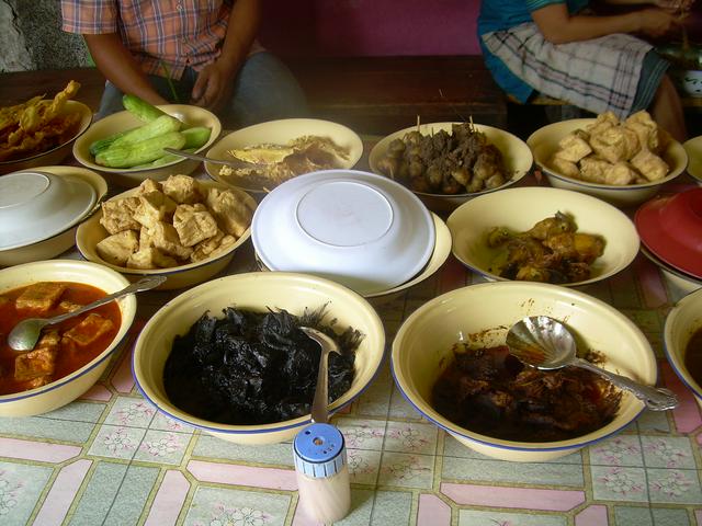 'Nasi jamblang' buffet.