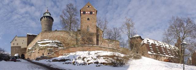 Castle with "Heimlicher Wächtergang", Sinwell Tower and Walpurgis Chapel