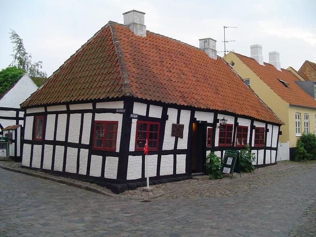Den Skæve Kro (The Crooked Inn).