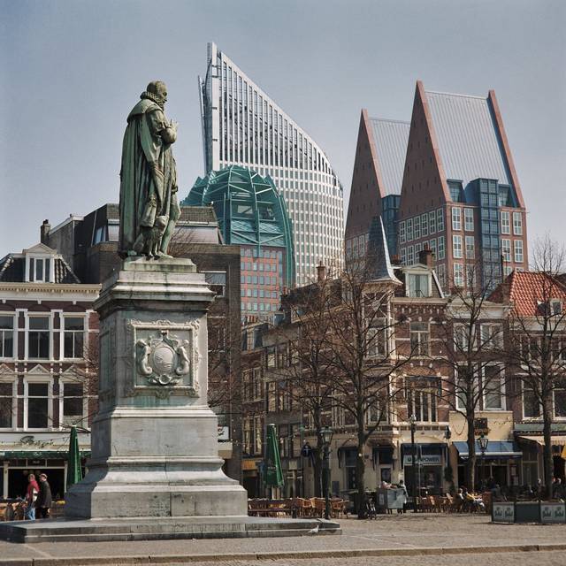 William of Orange overlooks the Plein